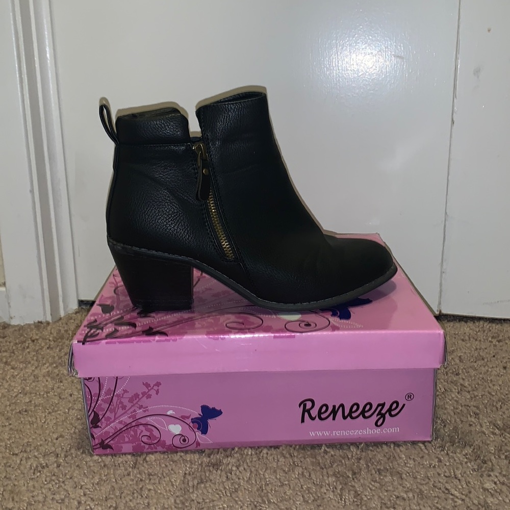 USED Reneeze black ankle heeled booties